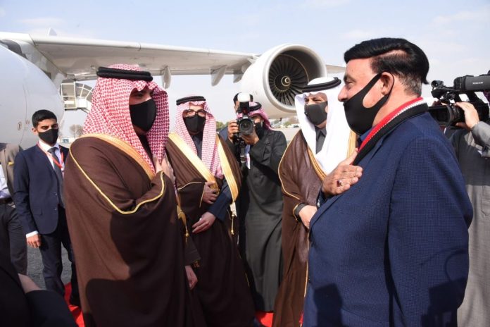 سعودی وزیر داخلہ پرنس عبدالعزیز بن سعود بن نائف دورہ پاکستان مکمل کرکے وطن واپس روانہ اسلام آباد۔7فروری (اے پی پی):سعودی وزیر داخلہ پرنس عبدالعزیز بن سعود بن نائف دورہ پاکستان مکمل کرکے وطن واپس روانہ ہو گئے ہیں۔ وزارت داخلہ کی جانب سے جاری بیان کے مطابق وزیر داخلہ شیخ رشید احمد نے سعودی وزیر داخلہ کو نور خان ایئر بیس راولپنڈی سے رخصت کیا۔ وفاقی سیکرٹری داخلہ یوسف نسیم کھوکھر اور وزیر اعظم کے معاون خصوصی طاہر اشرفی بھی ایئر پورٹ پرموجود تھے۔ وزیر داخلہ شیخ رشید احمد نے سعودی ہم منصب کو دورے کے حوالے سے یادگاری تصویری البم بھی پیش کیا۔ سعودی وزیر داخلہ نے اپنے دورے کے دوران صدر مملکت ڈاکٹرعارف علوی اور وزیر اعظم عمران خان سے الگ الگ ملاقاتیں کیں۔ سعودی وزیر داخلہ نے وزارت داخلہ کا دورہ بھی کیا۔ وزیرداخلہ شیخ رشید احمد سے سعودی ہم منصب نے اپنے وفد کے ہمراہ ملاقات کی۔ سیکورٹی چیلنجز سے نمٹنے کے لئے پاکستان اور سعودی عرب کے داخلہ وزارتوں کے درمیان روابط بڑھانے کے حوالے سے اعلامیہ بھی جاری کیا گیا۔ وزیر داخلہ شیخ رشید احمد کی خصوصی دعوت پر سعودی وزیر داخلہ پاکستان کے دورے پر آج اسلام آباد پہنچے تھے۔