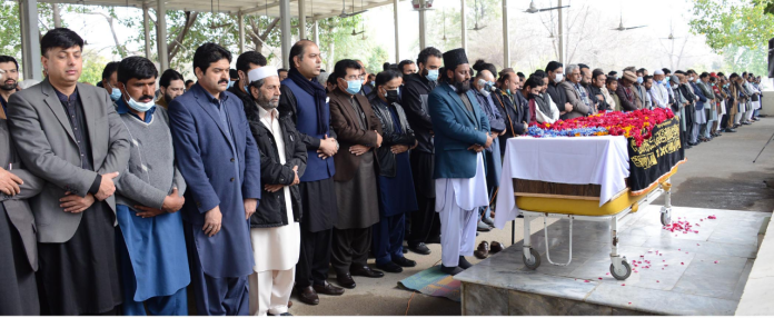 چیئرمین سینیٹ محمد صادق سنجرانی نے دیگر سینیٹرز کے ہمراہ سینیٹر رحمان ملک کی نماز جنازہ میں شرکت کی