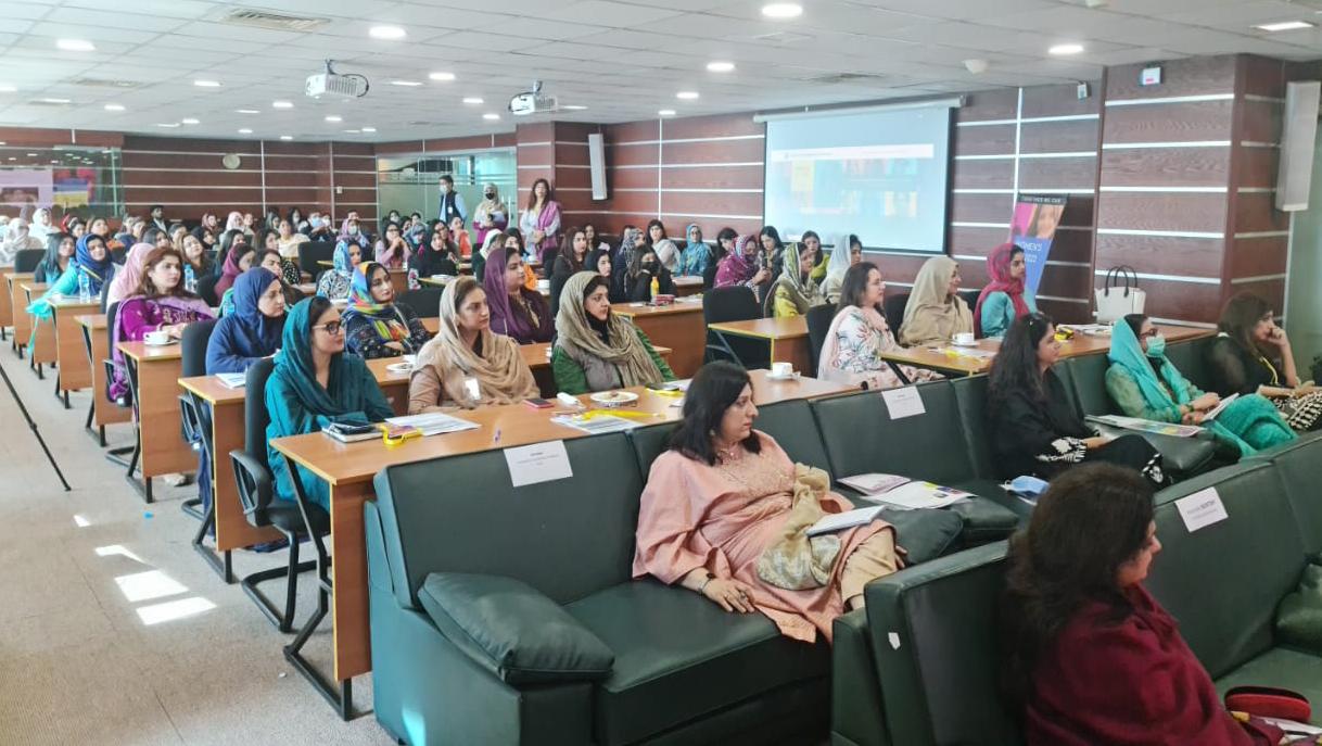 سماجی اور اقتصادی مشکلات کے باوجود پاکستانی خواتین ہر شعبہ میں محنت،وقار اور ایمانداری کے ساتھ اپنا لوہا منوا رہی ہیں، سیکرٹری اطلاعات شاہیرہ شاہد کا سیمینار سے خطاب