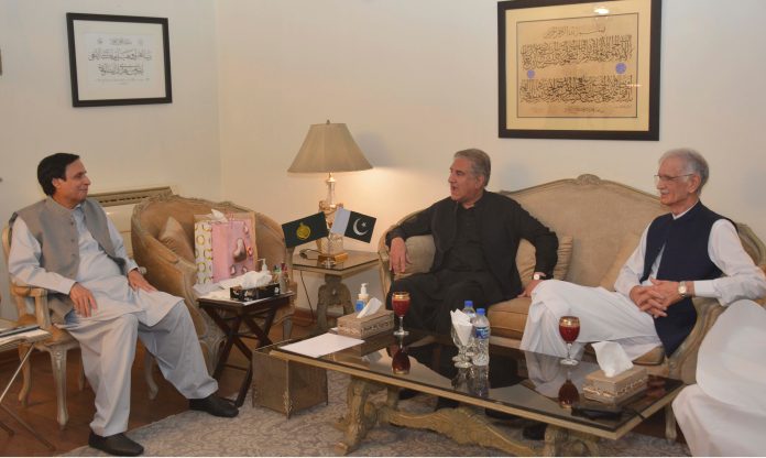 وفاقی وزیر خارجہ شاہ محمود قریشی اور وفاقی وزیر دفاع پرویزخٹک کی چوہدری پرویزالہی سے ان کی رہائشگاہ پر ملاقات،سیاسی صورتحال تبادلہ خیال