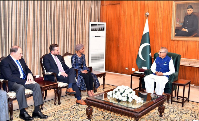 پاکستان امریکہ کے ساتھ اپنے دیرینہ تعلقات کو قدر کی نگاہ سے دیکھتا ہے، دونوں ممالک کے درمیان تعمیری روابط خطے میں امن اور ترقی کو فروغ دیں گے، صدر مملکت ڈاکٹر عارف علوی کی امریکی رکن کانگریس الہان عمر سے گفتگو