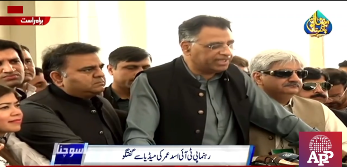 ملک میں موجودہ سیاسی صورتحال کو دیکھتے ہوئے عمران خان نے عوام کے پاس جانے کا فیصلہ کیا ، پاکستان تحریک کے رہنما اسد عمر کی صحافیوں سے گفتگو