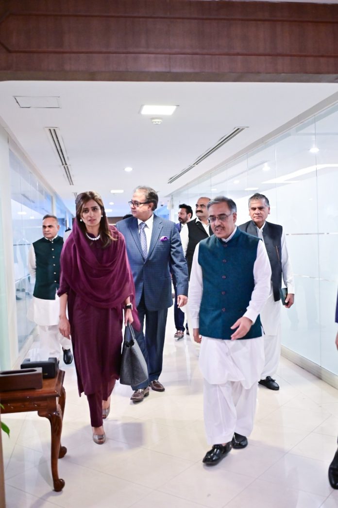 وزیر مملکت برائے خارجہ امور حنا ربانی کھر نے چارج سنبھال لیا