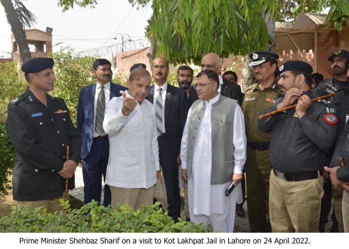 وزیراعظم محمدشہباز شریف کا کوٹ لکھپت جیل لاہور کا دورہ، قیدیوں کی سزا میں دو ماہ کی کمی کا اعلان