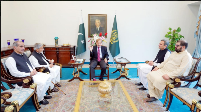 وزیرِ اعظم شہباز شریف سے عوامی نیشنل پارٹی کےرکنِ قومی اسمبلی امیر حیدر خان ہوتی اور ایمل اسفند یار کی ملاقات