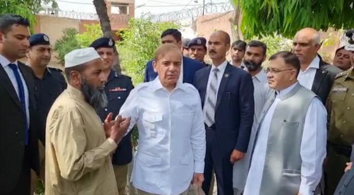 وزیراعظم شہباز شریف نے کوٹ لکھپت جیل لاہور کا دورہ کیا ، وزیراعظم کی قیدیوں کے کھانے پینے اور صحت کی سہولیات کو مزید بہتر کرنے کی ہدایت