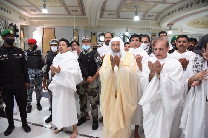 وزیراعظم شہباز شریف نے وفد کے ہمراہ عمرہ کی سعادت حاصل کی، ان کیلئے خانہ کعبہ کے دروازے کھول دیئے گئے، ملکی سلامتی، ترقی اور سماجی خوشحالی کے لیے دعائیں مانگیں
