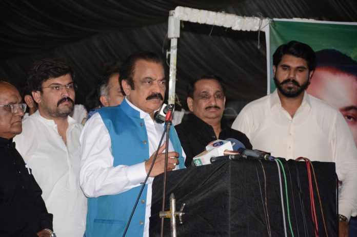 ہم نے پی ٹی آئی کی حکومت خود حکومت کرنے کیلئے نہیں بلکہ نئے انتخابات کیلئے ہٹائی تھی، صدر نے الیکشن کمیشن کو سپریم کورٹ لاکر معاملہ طویل کروادیا،نئے مالی سال کا بجٹ دینے کیلئے ایک سال کا ٹائم فریم ضروری ہے، رانا ثنااللہ خان کا ورکرز کنونشن سے خطاب