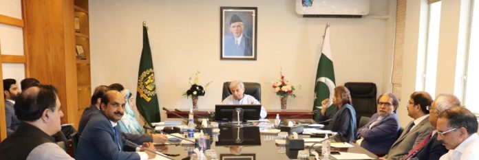 وفاقی وزیر تعلیم و پیشہ وارانہ تربیت رانا تنویر حسین کی زیر صدارت حالیہ دورہ سعودی عرب کے حوالے سے اعلیٰ سطحی فالو اپ اجلاس اسلام آباد۔16مئی (اے پی پی):وفاقی وزیر تعلیم و پیشہ ورانہ تربیت رانا تنویر حسین نے اپنے حالیہ دورہ سعودی عرب کے حوالے سے ایک اعلیٰ سطحی فالو اپ اجلاس کی صدارت کی۔ اجلاس میں وزارت کے اعلیٰ حکام نے شرکت کی۔ وفاقی وزیر نے اجلاس سعودی عرب میں کاؤنٹر پارٹس کے ساتھ کیے گئے معاہدے کو تیز کرنے کے لیے بلایا تھا۔ رانا تنویر نے کہا کہ ہمارے پاس بہت زیادہ ٹیلنٹ ہے لیکن ہمارے پاس عملدرآمد کے پہلو کی کمی ہے اس لیے ہمیں منصوبوں پر عملدرآمد پر زیادہ توجہ دینے کی ضرورت ہے۔ انہوں نے کہا کہ تعلیم اور پیشہ ورانہ تربیت پر فوری طور پر ایک مشترکہ ورکنگ گروپ تشکیل دیا جانا چاہئے جس کی سربراہی دونوں طرف سے سیکرٹری سطح کے افسر کی ہو اور اس میں دونوں وزارتوں کے افسران اور دونوں ممالک میں متعلقہ سفارت خانے کا ایک نمائندہ شامل ہو۔وفاقی وزیر نے کہا کہ کے ایس اے کے 2030 کے وژن کو مدنظر رکھتے ہوئے ہمیں پاکستانی افرادی قوت کی مہارت کو بڑھانے کی ضرورت ہے تاکہ وہ مستقبل میں سعودی عرب کی لیبر کی ضروریات کو پورا کر سکیں۔ سعودی عرب کی ٹیکنیکل اینڈ ووکیشنل ٹریننگ کارپوریشن میں مطلوبہ تجارت اور مہارت کے شعبوں کی نشاندہی کرنے میں مدد کرے گی تاکہ پاکستانی فریق کو اس کے مطابق اپنی افرادی قوت کو تربیت دینے میں مدد فراہم کی جا سکے۔ رانا تنویر نے کہا کہ ہمیں آگے دیکھنے اور ملک کے مستقبل کے لیے منصوبہ بندی کرنے کی ضرورت ہے۔ انہوں نے کہا کہ سعودی عرب کی جانب سے پاکستانی افرادی قوت کی مہارت بڑھانے کے لئے سرمایہ کاری کی خواہش کے پیش نظر انہیں نیشنل سکلز یونیورسٹی کی ترقی کے لیے ایک جامع تجویز پیش کی جانی چاہئے۔ رانا تنویر نے کہا کہ سعودی عرب کے ہم منصبوں نے سعودی یونیورسٹیوں میں پاکستانی طلباء کے لئے پہلے پیش کئے گئے 600 اسکالرشپس کو دوبارہ شروع کرنے پر بھی اتفاق کیا ہے اور ایچ ای سی کے ذریعے اسکریننگ ٹیسٹ دوبارہ شروع کرنے پر بھی اتفاق کیا ہے۔ وفاقی وزیر نے کہا کہ سعودی فریق نے ایچ ای سی کی تسلیم شدہ یونیورسٹیوں سے فاصلاتی تعلیم کے ماڈل کی بنیاد پر پاکستانی ڈگریوں کی شناخت کا جائزہ لینے پر اتفاق کیا۔