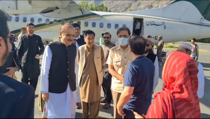 وفاقی مشیر برائے امور کشمیر و گلگت بلتستان قمر الزماں کائرہ اپنے دو روزہ دورے پر گلگت پہنچ گئے