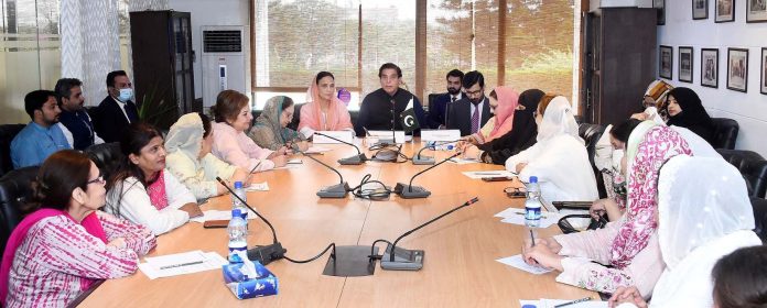 کوئی بھی معاشرہ خواتین کے بغیر ترقی نہیں کرسکتا ، انتخابی قوانین کے حوالے سے خواتین ارکان کی تجاویز کا خیر مقدم کیا جائے گا، سپیکر قومی اسمبلی راجہ پرویز اشرف
