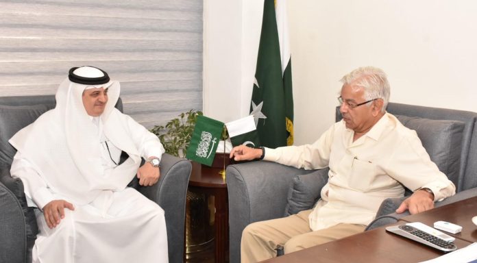 وزیر دفاع خواجہ محمد آصف سے سعودی عرب کے سفیر نواف سعید المالکی اور یو اے ای کے سفیرحامد عبید الزیبی کی الگ الگ ملاقاتیں
