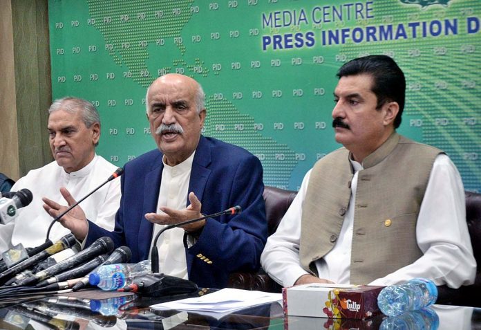 پانی کی صورتحال آئندہ پندرہ روز میں بہتر ہو جائے گی، ملک کو مشکل حالات کا سامنا ہے، وفاقی وزیر آبی وسائل سیّد خورشید احمد شاہ کا فیصل کریم کنڈی اور چوہدری منظور احمد کے ہمراہ پریس کانفرنس سے خطاب