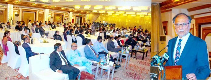 پاکستان سیاسی استحکام کے بعد 5 سے 10 سال میں ترقی کر سکتا ہے، کوئی ملک اندرونی انتشار کے ساتھ ترقی نہیں کر سکتا،وفاقی وزیر احسن اقبال کا نیشنل بجٹ کانفرنس سے خطاب
