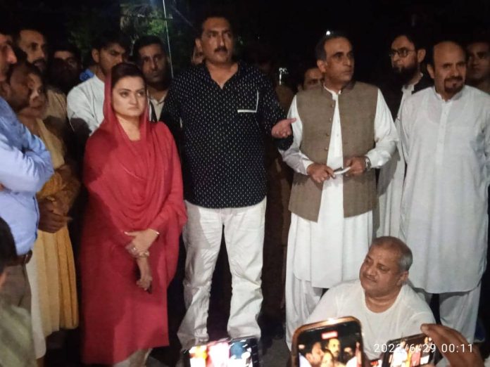 وفاقی وزیر اطلاعات و نشریات مریم اورنگزیب اے پی پی ملازمین کے احتجاج میں پہنچ گئیں، یک جہتی کے اظہار کے طور پر سڑک پر بیٹھ گئیں ،وزیر اطلاعات کی یقین دہانی پر مظاہرین نے احتجاج ختم کردیا