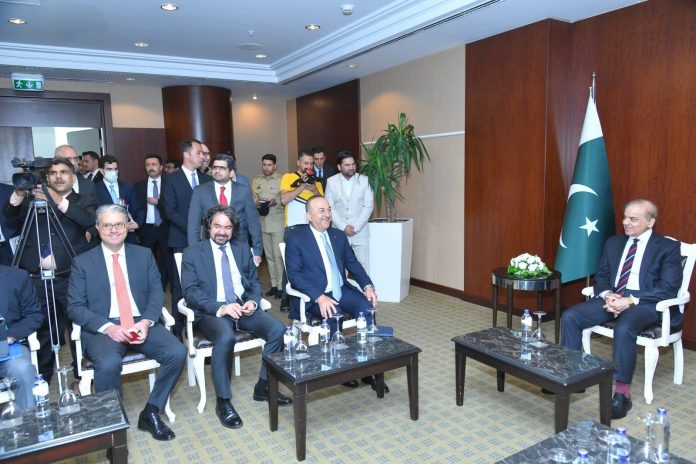 وزیرِاعظم شہباز شریف سے ترک وزیر خارجہ کی ملاقات ، دو طرفہ تعلقات کے فروغ پر تبادلہ خیال