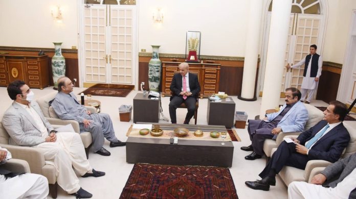 وزیرِ اعظم محمد شہباز شریف سے پاکستان پیپلز پارٹی پارلیمنٹیرین کے صدر آصف علی زرداری اور وزیر خارجہ بلاول بھٹو زرداری کی ملاقات