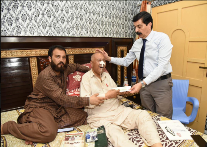 پاکستان بیت المال کی جانب سے سابق وزیراعظم بینظیر بھٹو شہید کے سکیورٹی گارڈ طارق محمود کو علاج معالجہ کیلئے مالی امداد کا چیک دیا گیا