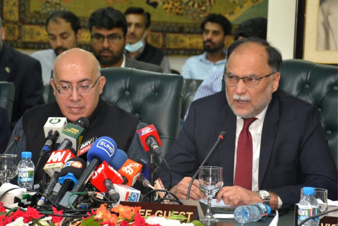 آئندہ چند ماہ کے دوران ملک معاشی طور پرمستحکم ہوجائےگا،عمران خان کی حکومت قومی خزانہ خالی کرکےچلی گئی،وفاقی وزیراحسن اقبال کاتقریب سےخطاب