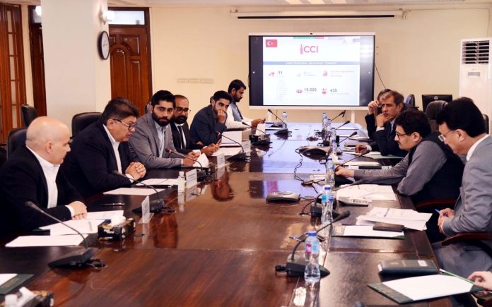 وفاقی وزیر خزانہ و محصولات مفتاح اسماعیل کی گورنر اسٹیٹ بینک اور برطانیہ میں پاکستان کے ہائی کمشنر کے ہمراہ لندن میں عالمی بانڈ ز میں سرمایہ کاری کرنے والے معروف سرمایہ کاروں سے ملاقاتیں