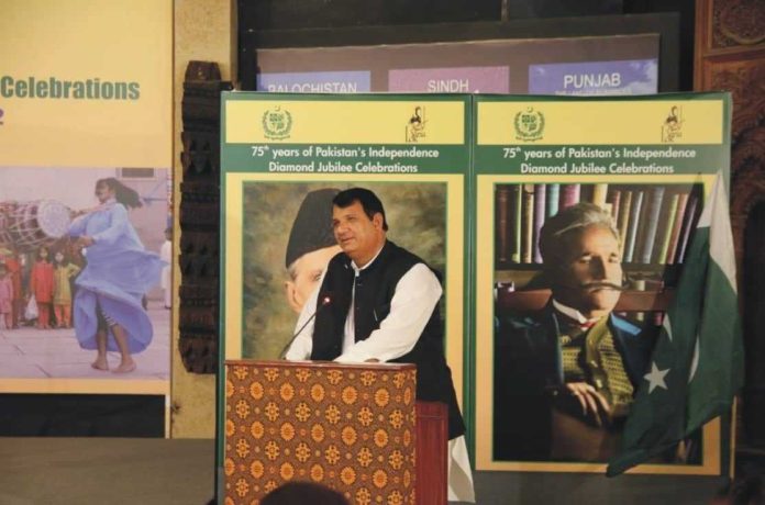 اسلام آباد۔12اگست (اے پی پی):وزیراعظم کے مشیر برائے قومی تاریخ وثقافت ڈویژن انجینئر امیر مقام نے کہا ہے کہ عمران خان اپنا موازنہ سابق وزیراعظم نواز شریف سے نہیں کر سکتے ،میاں محمد نواز شریف کھوکھلے نعروں پر نہیں عملی کام پر یقین رکھتے ہیں ، وزیر اعظم شہباز شریف ملک کی ترقی اور خوشحالی کے لیے کوشاں ہیں اور ملک میں معاشی استحکام لانا حکومت کی اولین ترجیح ہے۔ ان خیالات کا اظہار انہوں نے پاکستان کے 75 ویں یوم آزادی ڈائمنڈ جوبلی کی تقریبات کے سلسلے میں لوک ورثہ میں تین روزہ ثقافتی میلے کا افتتاح کرتے ہوئے کیا۔ اس موقع پر خطاب کرتے ہوئے وزیر اعظم کے مشیر نے کہا کہ اس شاندار ثقافتی تقریب کا حصہ بننا اعزاز کی بات ہے۔ انہوں نے فنکاروں کو خوش آمدید کہتے ہوئے پوری قوم کو پاکستان کے 75ویں یوم آزادی کی مبارکباد دی۔ لوک ورثہ کے کردار کو سراہتے ہوئے انہوں نے کہا کہ قومی ادارہ برائے لوک اور روایتی ورثہ (لوک ورثہ) کی جانب سے تاریخی اور ثقافتی ورثے کے فروغ کے لیے آزاد جموں کشمیر اور گلگت بلتستان سمیت تمام صوبوں کے فنکاروں کو مدعو کرنا ایک عظیم خدمت ہے۔امیر مقام نے نیشنل آرکائیوز آف پاکستان کی جانب سے پنڈال میں آویزاں تاریخی اور نایاب تصاویر کی تعریف کی اور کہا کہ یہ ہماری اجتماعی ذمہ داری ہے کہ ہم اپنے ہیروز کی قربانیوں کو خراج تحسین پیش کریں۔ انہوں نے کہا کہ ہم سب کو سوچنا چاہیے اور اپنے ملک کی بہتری کے لیے اپنا کردار ادا کرنا چاہیے۔ انجینئر امیر مقام نے پی ٹی آئی کے سربراہ پر تنقید کرتے ہوئے کہا کہ عمران خان اپنا موازنہ سابق وزیراعظم نواز شریف سے نہیں کر سکتے جنہوں نے اس ملک کو ایٹمی طاقت بنایا اور ملک کا دفاع مضبوط کیا۔ انہوں نے کہا کہ میاں محمد نواز شریف کھوکھلے نعروں پر نہیں عملی کام پر یقین رکھتے ہیں اسی لیے پوری قوم کو ان پر فخر ہے جنہوں نے ملکی ترقی میں اپنا کردار ادا کیا۔ انہوں نے کہا کہ وزیر اعظم شہباز شریف بھی ملک کی ترقی اور خوشحالی کے لیے کوشاں ہیں، حکومت کے عملی اقدامات کے نتیجے میں ڈالر کی قدر میں کمی آئی ہے۔ ملک میں معاشی استحکام لانا حکومت کی اولین ترجیح ہے۔ امیر مقام نے کہا کہ پی ٹی آئی کی حکومت نے معیشت کو تباہ کر دیا، عمران خان نے غیر ملکی فنڈنگ ​​کیس پر مسلسل جھوٹ بول کر قوم کو گمراہ کرنے کی کوشش کی جس نے دشمنوں کے ممالک سے پیسے بھی وصول کئے۔ انہوں نے کہا کہ پی ٹی آئی کے سربراہ ملک میں تقسیم پیدا کرنا چاہتے ہیں۔ وزیراعظم کے مشیر نے کہا کہ ن لیگ نے ان عناصر کو شکست دی ہے جو ملک میں بدامنی پھیلانے کی کوشش کر رہے تھے۔ اب ایسی تمام کوششیں ناکام بنا دی گئی ہیں۔ ملک میں سیلاب کی صورتحال پر بات کرتے ہوئے وزیراعظم کے مشیر نے کہا کہ وزیراعظم شہباز شریف کی قیادت میں حکومت سیلاب زدہ علاقوں میں سیلاب متاثرین کو زیادہ سے زیادہ سہولتیں فراہم کرنے کے لیے سیلاب سے متعلق امدادی سرگرمیوں میں مصروف ہے۔