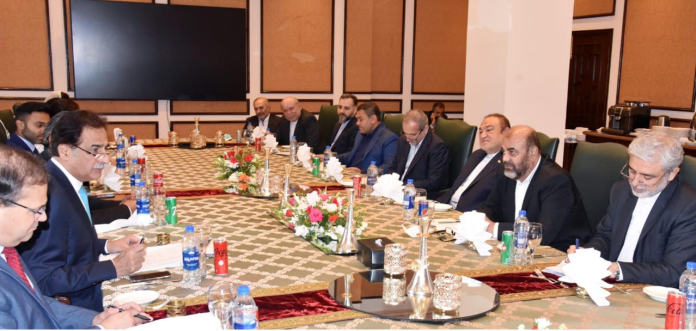 پاک۔ایران ترقی کو فروغ دینے کے لئے توانائی، زراعت، صنعت اور تجارت کے شعبوں میں کام کیا جاسکتا ہے ، وفاقی وزیر برائے اقتصادی امور سردار ایاز صادق کا ظہرانہ سے خطاب