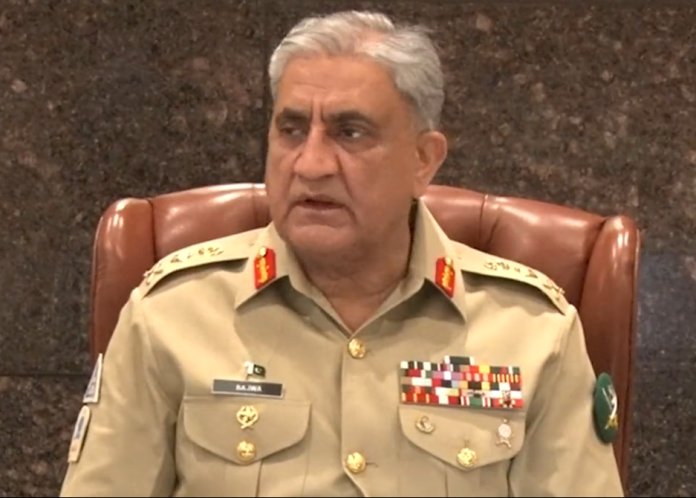 آرمی چیف جنرل قمر جاوید باجوہ نے یادگار شہدا پر حاضری دی ، پھولوں کی چادر چڑھائی اور فاتحہ خوانی کی
