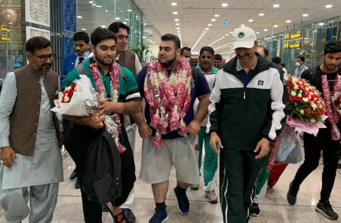 کامن ویلتھ گیمز کے گولڈ میڈلسٹ نوح دستگیر بٹ کا وطن واپسی پر پرتپاک استقبال