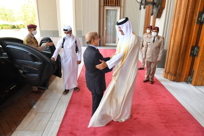 وزیراعظم محمد شہباز شریف امیر قطر شیخ تمیم بن حمد ال ثانی سے ملاقات کے لیے امیری دیوان پہنچ گئے