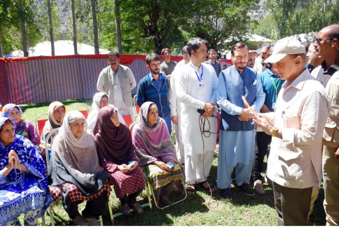 بارشوں اور سیلاب سے متاثرہ افراد کی بحالی کیلئے صوبائی حکومتوں کے ساتھ مل کر کام کریں گے، متاثرین کو امداد کی شفاف تقسیم پر کوئی سمجھوتہ نہیں کریں گے ، وزیراعظم محمد شہباز شریف کی سیلاب متاثرین سے گفتگو