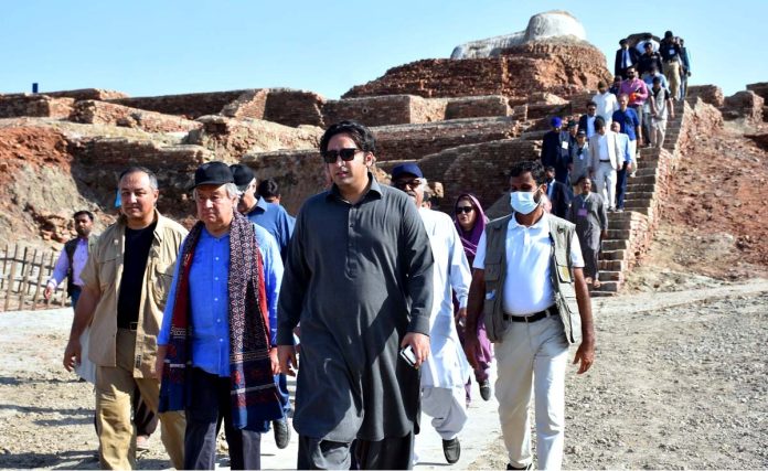 وزیر خارجہ بلاول بھٹو زرداری کے ہمراہ اقوام متحدہ کے سیکریٹری جنرل انتونیو گوتریس کا سیلاب سے موئنجو داڑو کے تاریخی ورثے کو پہنچنے والے نقصان کا معائنہ