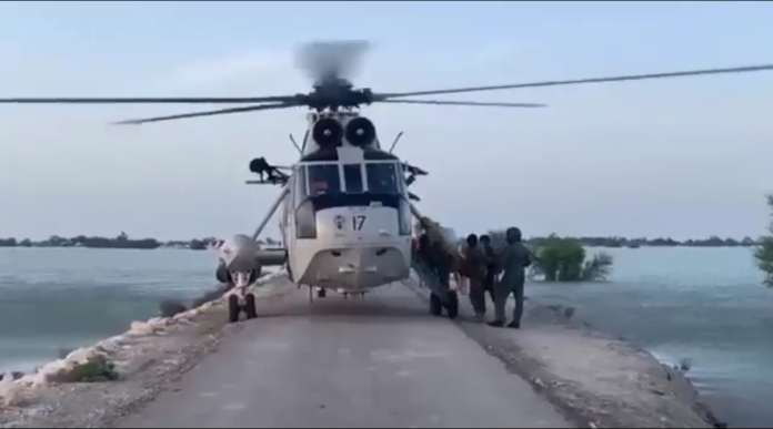 پاک بحریہ کی جانب سے سیلاب زدہ علاقوں میں انخلاء کے لئے ہوور کرافٹ اور ہیلی کاپٹر تعینات