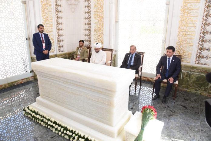 وزیر اعظم محمد شہباز شریف کی حضرت خضر کمپلیکس میں ازبکستان کے بانی رہنما اسلام کریموف کے مزار پر حاضری ،فاتحہ خوانی کی