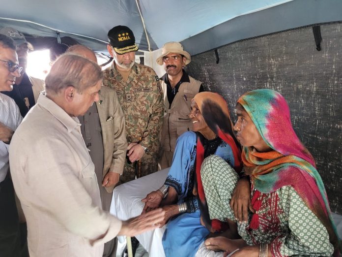 سیلاب پرسیاست نہیں کریں گے،متاثرہ علاقوں سے پانی نکالنے کا کام زیادہ تیزی سے کیا جائے،وزیراعظم شہباز شریف