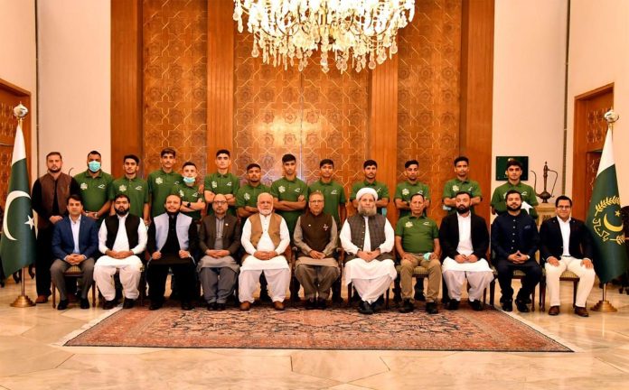 انڈر 16 اسٹریٹ چلڈرن ورلڈ کپ 2022 میں پاکستان کی نمائندگی کے لئے تیار ٹیم کی صدر مملکت ڈاکٹر عارف علوی سے ملاقات