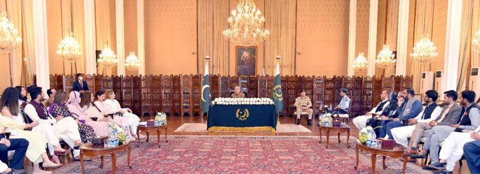 صدر مملکت ڈاکٹر عارف علوی سے چھاتی کے کینسر سے متعلق آگاہی مہم کے حوالے سے سوشل میڈیا کی بااثر شخصیات کی ملاقات