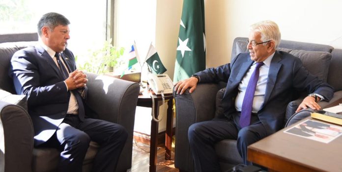 وزیر دفاع خواجہ محمد آصف سے پاکستان میں ازبکستان کے سفیر ایبک عارف عثمانوف کی ملاقات
