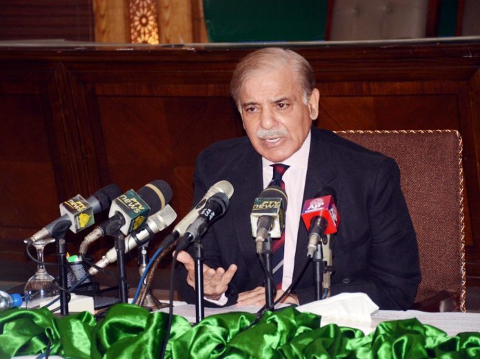 پی ٹی آئی لانگ مارچ اور دھرنے کی آڑ میں انتشار کی سیاست کو ہوا دے رہی ہے جس سے ملک کا نقصان ہو گا ، ملک مزید نقصان کا متحمل نہیں ہو سکتا ، کسی غیرآئینی اور ملک دشمن سرگرمی کی ہرگز اجازت نہیں دی جائے گی ، وزیر اعظم محمد شہباز شریف