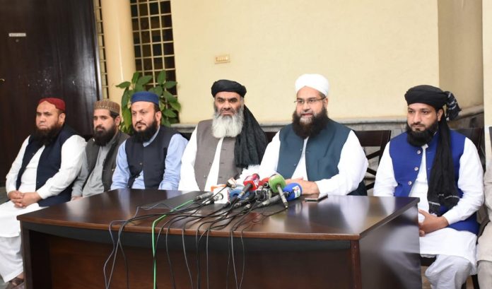 عمران خان کی حکومت کو فوج یا کسی ادارے نے نہیں گرایا بلکہ عمران خان کی حکومت اپنے بوجھ اور انکے جھوٹ اور رفقاء کے ساتھ غلط رویوں کی وجہ سے گری ہے، وزیراعظم کے نمائندہ خصوصی طاہر اشرفی کی پریس کانفرنس