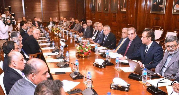 موجودہ حکومت نے اپنے عملی پالیسی فیصلوں سے نہ صرف معیشت کے زوال کو روکا ہے بلکہ درست سمت پر گامزن کیا ہے۔وفاقی وزیر خزانہ سینیٹر محمد اسحاق ڈار کی فاریکس ایکسچینج کمپنیوں کے سربراہان سے ملاقات کے دوران گفتگو