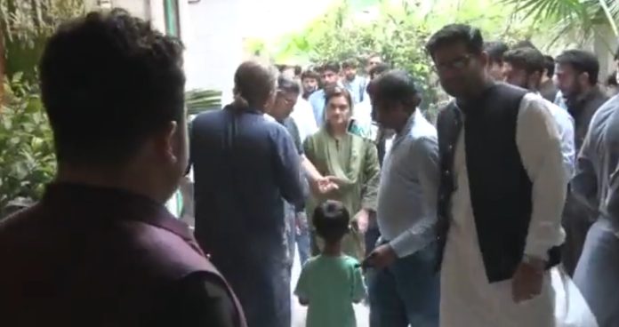وفاقی وزیر اطلاعات مریم اورنگزیب کی سینئر صحافی ارشد شریف مرحوم کے گھر آمد، والدہ اور اہل خانہ سے اظہار تعزیت