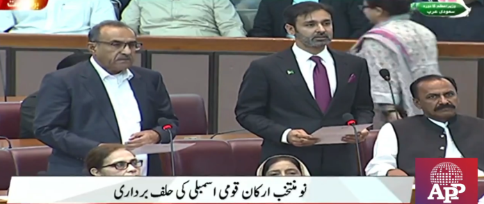 قومی اسمبلی کے ضمنی الیکشن میں ملتان اور کراچی سے پیپلز پارٹی کے نومنتخب ارکان سید علی موسیٰ گیلانی اور عبدالحکیم بلوچ نے حلف اٹھا لیا