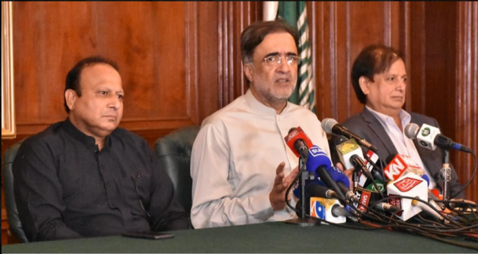 ارشد شریف کا معاملہ اعلیٰ سطح پر دیکھا جارہاہے ،توشہ خانہ کیس پی ٹی آئی کیلئے گلے کی ہڈی بن گیا ہے، وزیراعظم کے مشیربرائے امور کشمیر قمرزمان کائرہ کا پریس کانفرنس سے خطاب