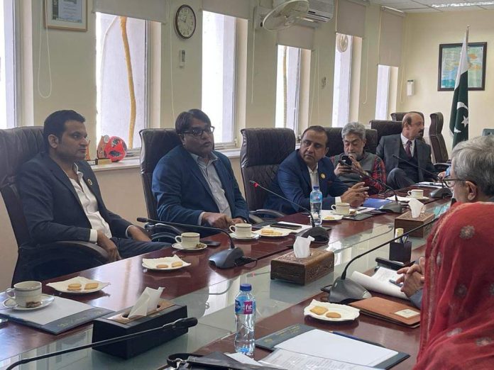 وفاقی سیکرٹری تجارت محمد صالح احمد فاروقی سے چیلا رام کیولانی کی سربراہی میں پاکستان رائس ایکسپورٹرز ایسوسی ایشن کے وفد کی ملاقات