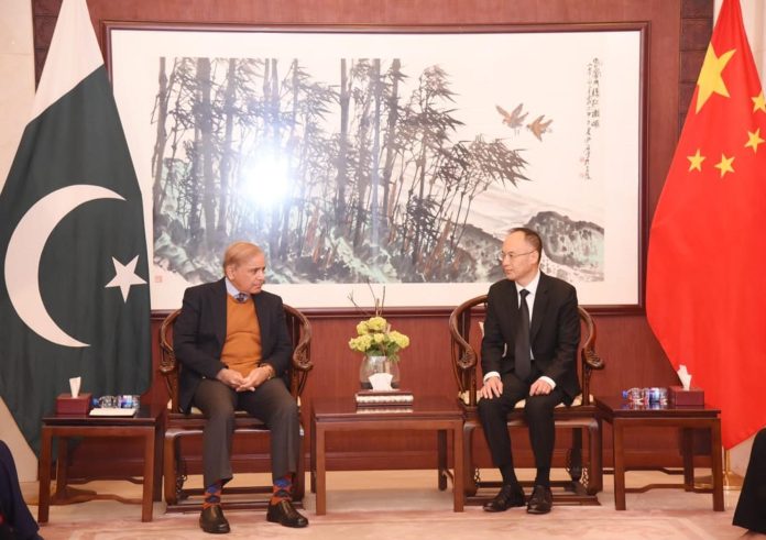 وزیراعظم محمد شہباز شریف کا چین کے سابق صدر جیانگ زیمن کی وفات پر اظہار تعزیت کیلئے چینی سفارت خانہ کا دورہ