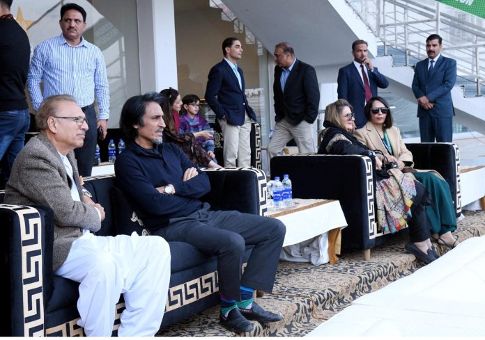 صدر مملکت ڈاکٹر عارف علوی کی پاکستان اور انگلینڈ کی کرکٹ ٹیموں کے مابین ٹیسٹ میچ دیکھنے کیلئے راولپنڈی کرکٹ سٹیڈیم آمد