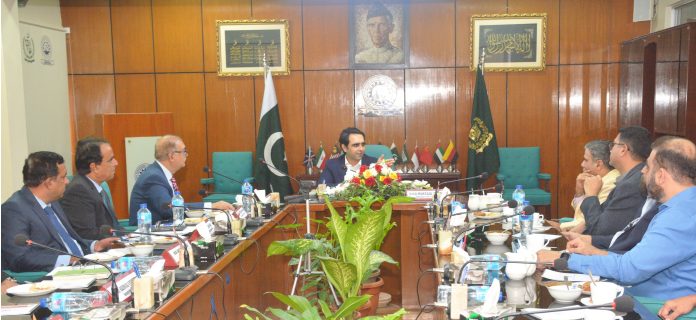 سرمایہ کاروں اور صنعتکاروں کے مسائل ترجیحی بنیادوں پر حل کریں تاکہ برآمدات میں اضافہ کے ا ہداف کا حصول یقینی بنایا جاسکے،وفاقی وزیر صنعت