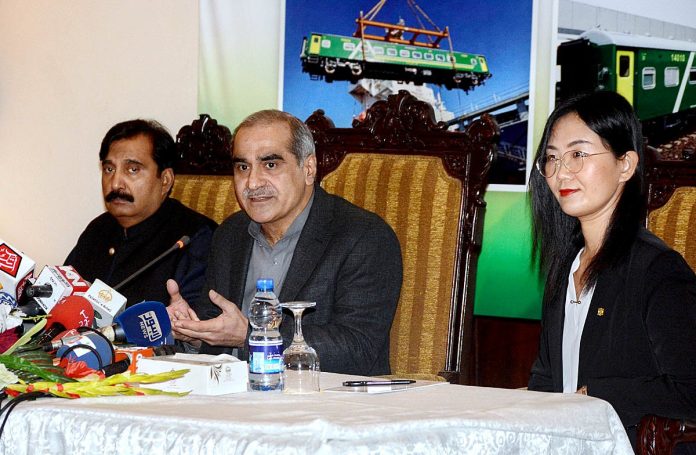 پاکستان ریلوے کو چین سے 46 جدید کوچزموصول ہوچکی ہیں، پالیسیوں کا تسلسل نہ ہونے سے اداروں کو چلانا مشکل ہوگیا ہے،خواجہ سعد رفیق