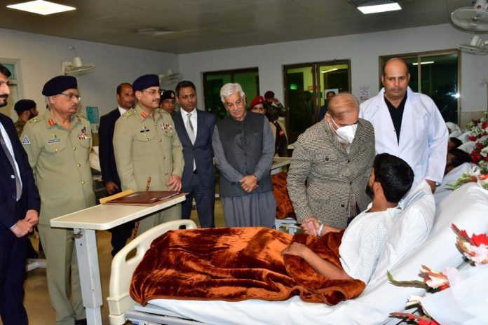 کسی کو دہشت گردی کے خلاف جنگ میں قوم اور بہادر مسلح افواج کی کامیابیوں کو پٹڑی سے اتارنے کی اجازت نہیں دی جائے گی، وزیراعظم شہباز شریف