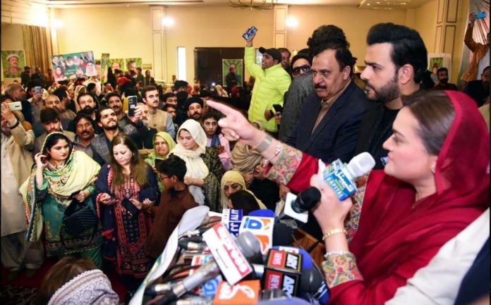 عمران خان سیاسی دہشت گرد اور ملکی تنزلی کا نشان ہے، توشہ خانہ چور نے جو الزامات لگائے غلط ثابت ہوئے، کوئی ایک منصوبہ نہ لگانے والا ملک میں اربوں کی انوسٹمنٹ لانے والوں پر الزام لگا رہا ہے، مریم اورنگزیب